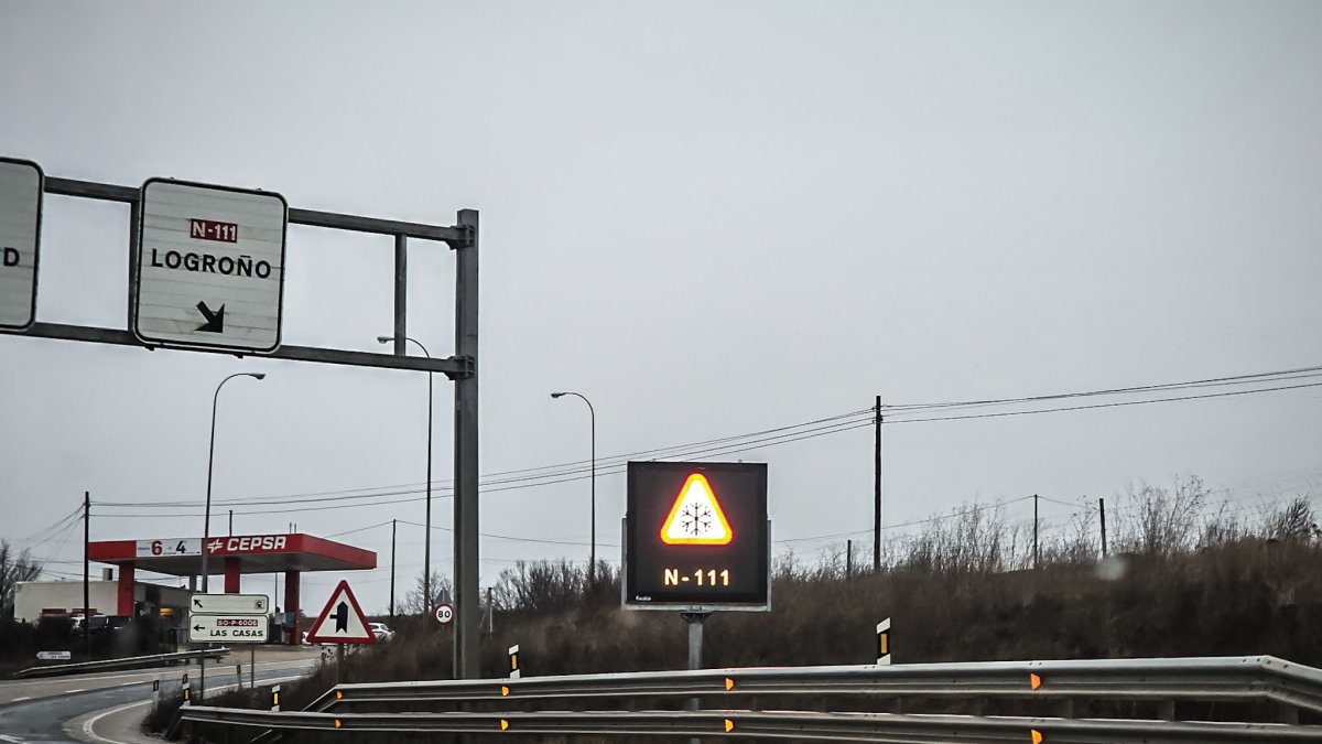 Indicador de nieve en la red viaria.