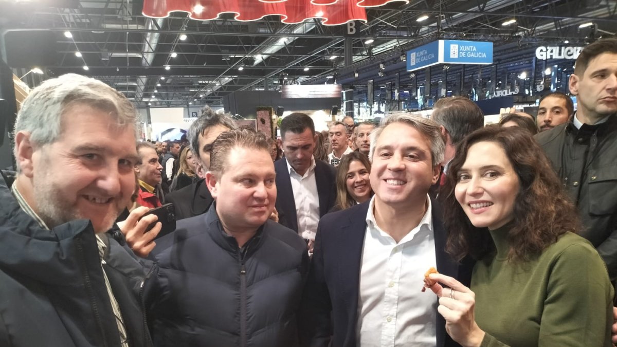 Ayuso, junto a dos concejales de Medinaceli y un vecino de la villa.