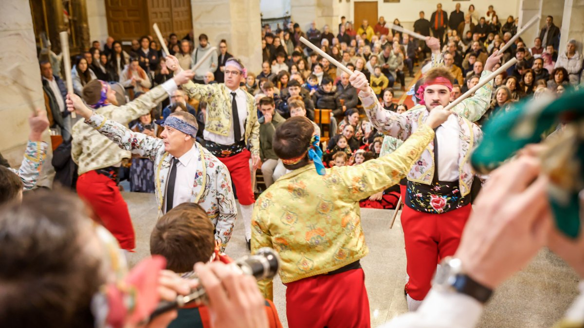 La tradición de Casarejos a golpe de palo y jotas.