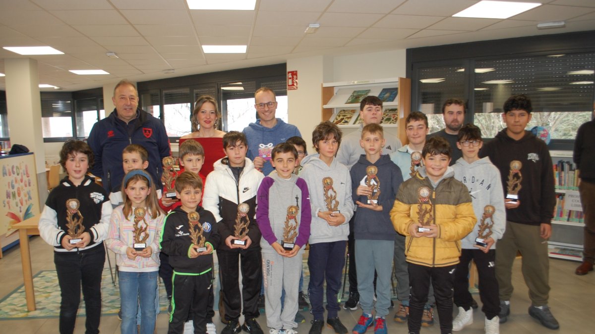 Algunos de los participantes en el torneo de Camaretas con sus premios.