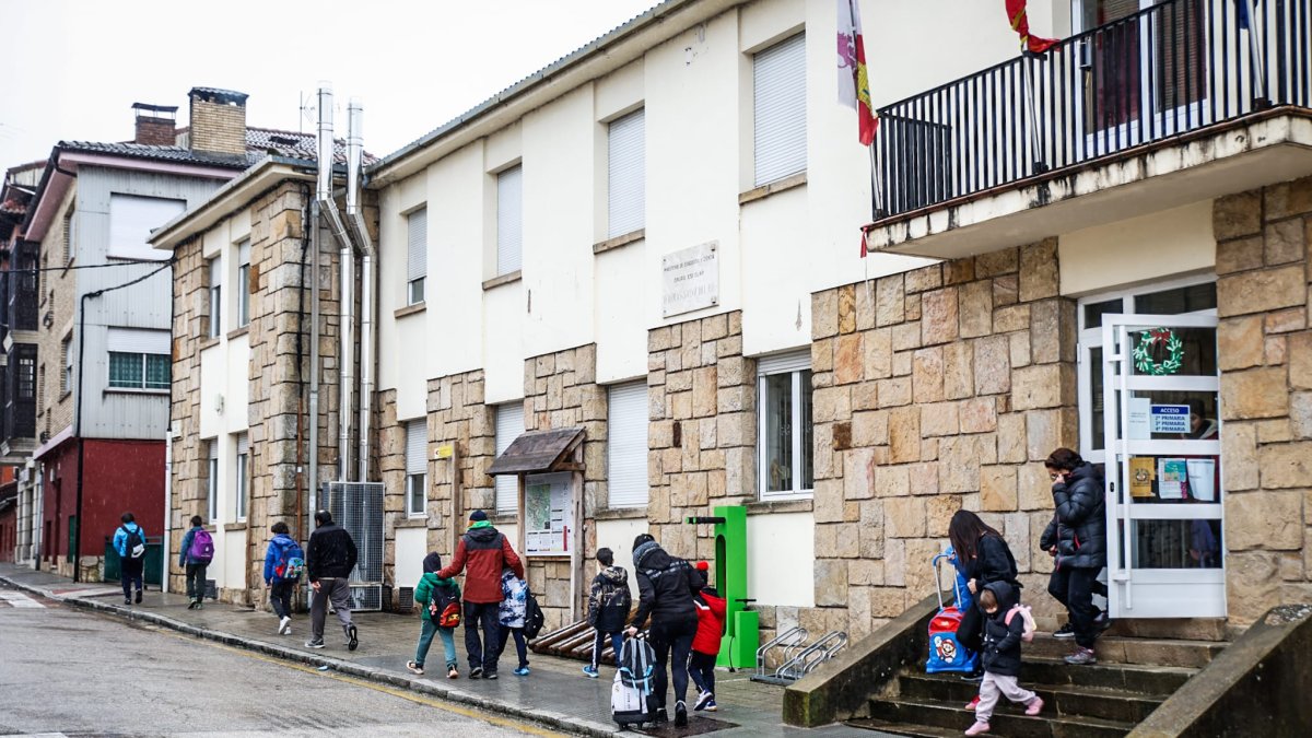 Los niños abandonando el centro educativo.