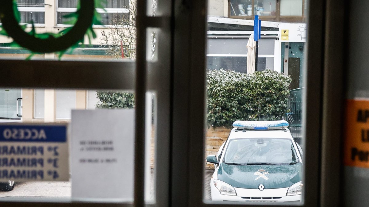 Un vehículo de la Guardia Civil junto al colegio Pinar Grande de Navaleno este lunes.