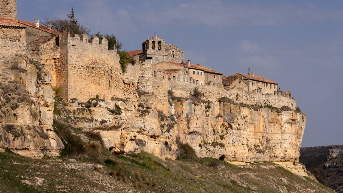 Rello, en lo alto de un promontorio rocoso, conserva uno de los recintos amurallados mejor preservados de Soria.
