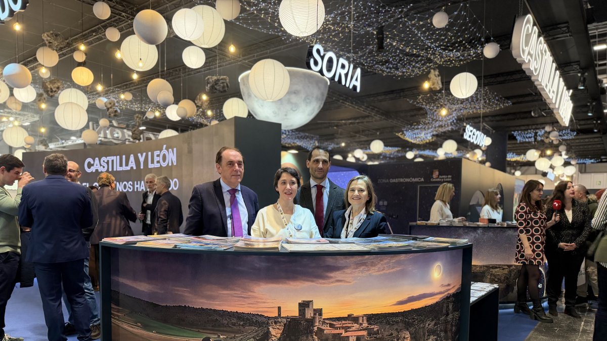 Benito Serrano, Enrique Rubio y Elia Jiménez, en el stand de Fitur.
