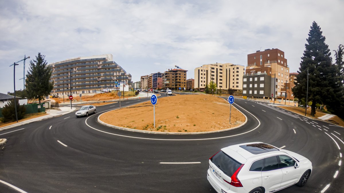 La rotonda hipódromo de Eduardo Saavedra con la calle Almazán.