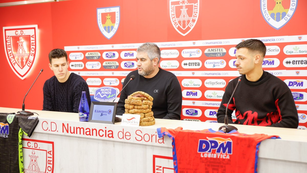 Álex Huerta en la presentación de Iván Martínez y Álex Escardó como refuerzos del Numancia