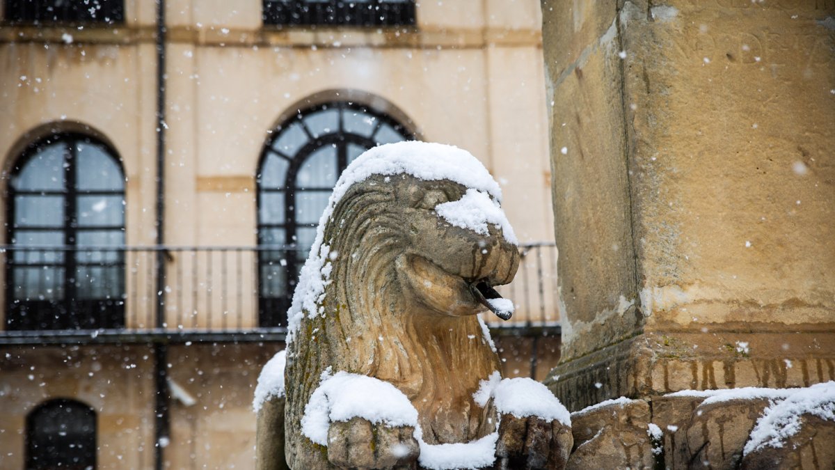 Uno de los leones de la plaza Mayor de Soria cubierto por la nieve este miércoles.