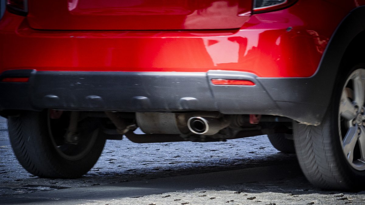 Parte trasera de un vehículo circulando por Soria.