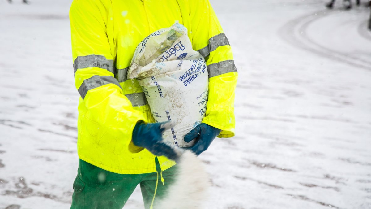 Un operario reparte sal en Soria sobre la nieve del miércoles.