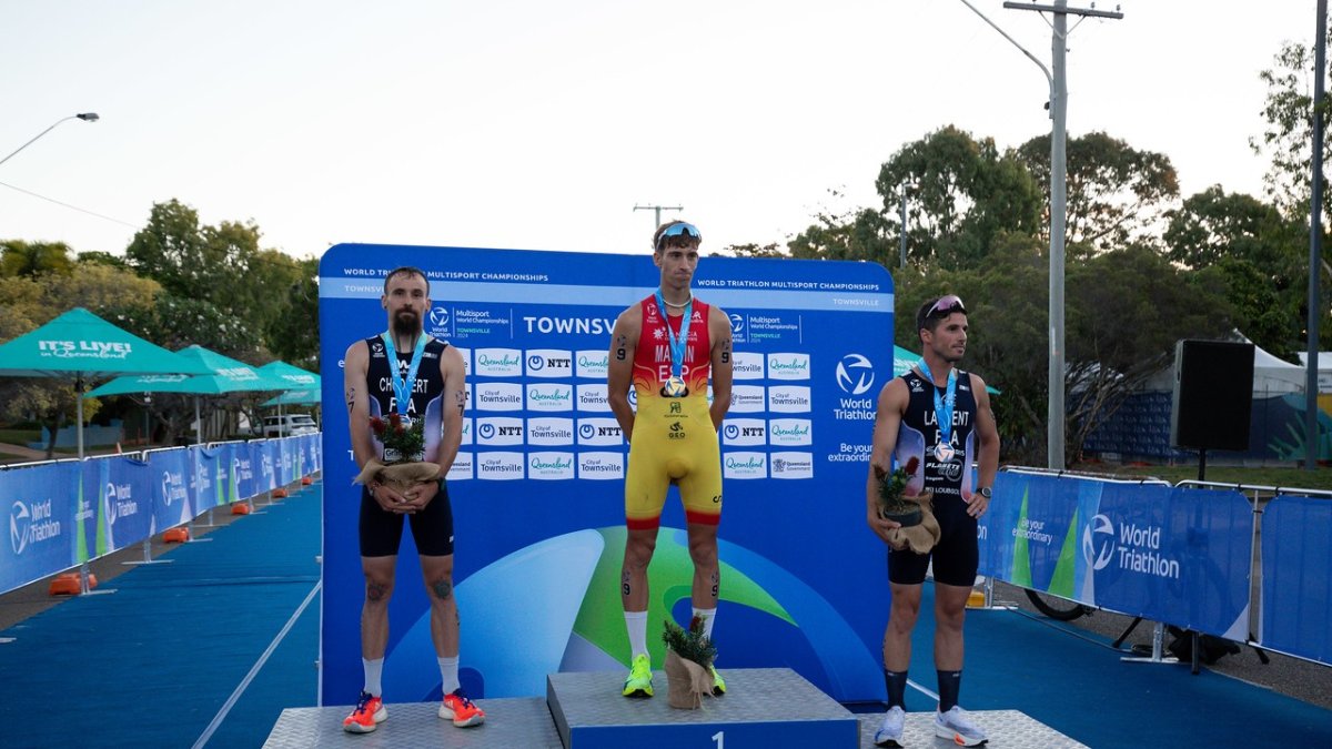 Javier Martín en el centro de la imagen como campeón del mundo.