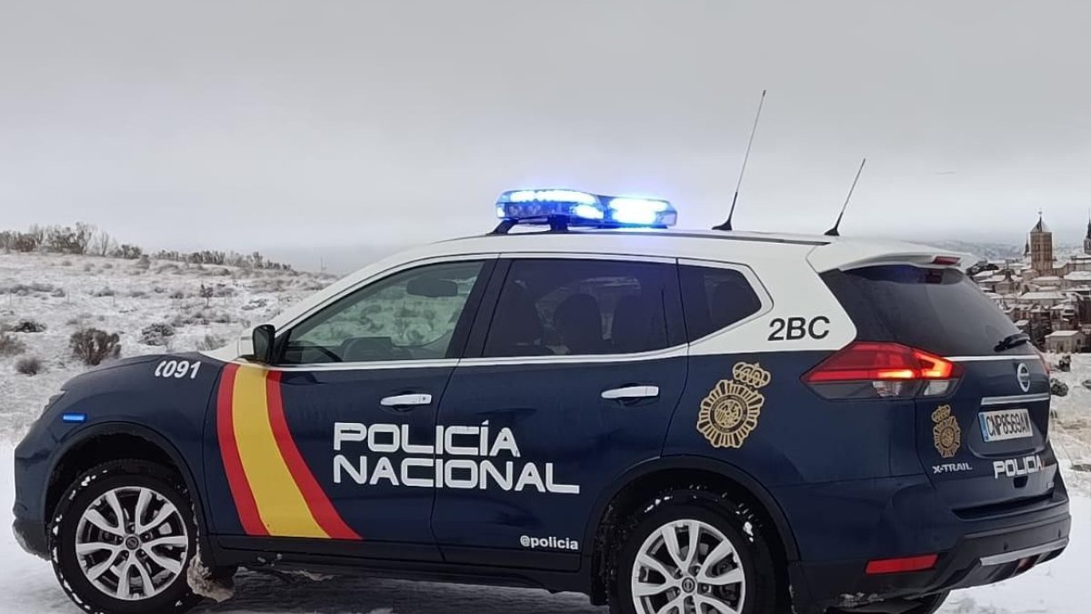 Vehículo de la Policía Nacional en la nieve.