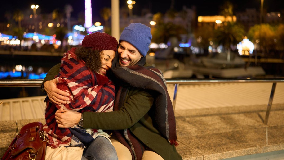 La teoría de las tres capas también funciona en contextos urbanos: protegerse del frío sin renunciar al confort (ni a los abrazos).