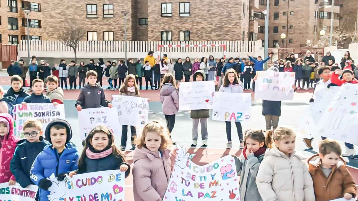 Los niños del CEIP Infantes de Lara de Soria celebran el Día Escolar de la Paz.