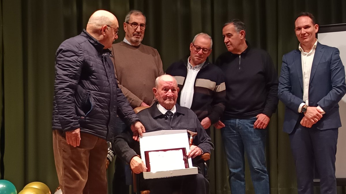 Jesús Palomar recibe una placa conmemorativa por sus 100 años.