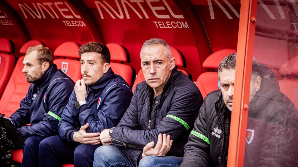 Ángel Rodríguez con cara de circunstancias en el banquillo del CD Numancia durante el encuentro ante el Lealtad.
