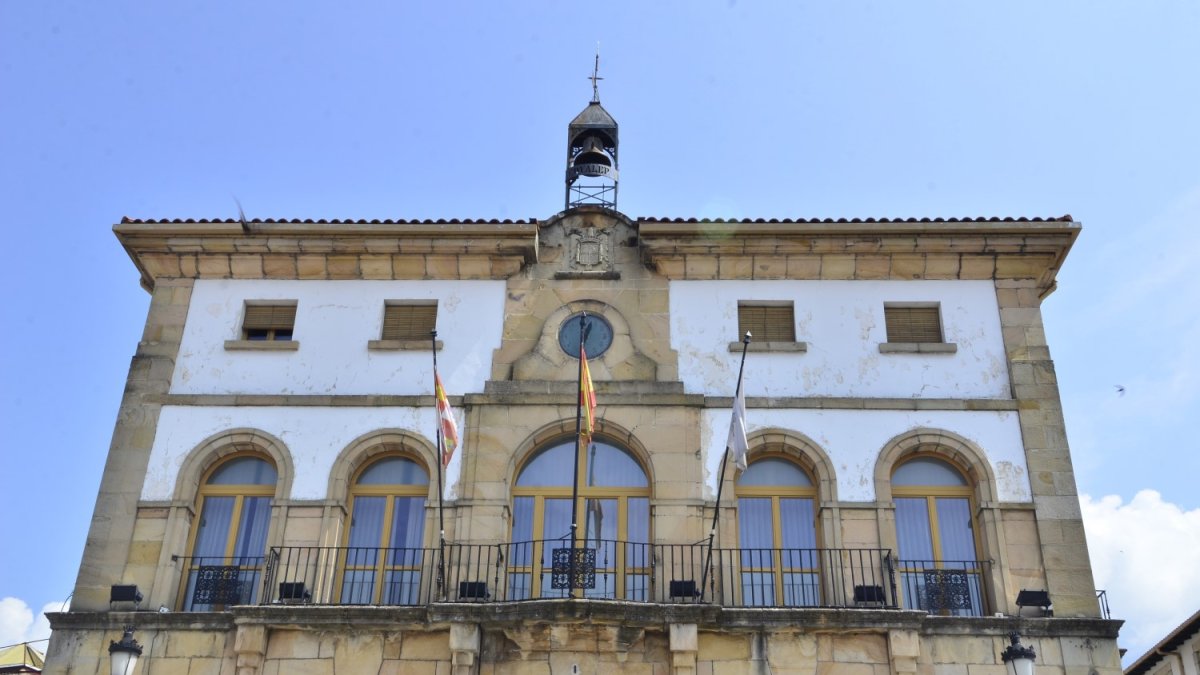 Fachada del Ayuntamiento de Covaleda, que ha llegado a un acuerdo con el Ministerio de Educación.
