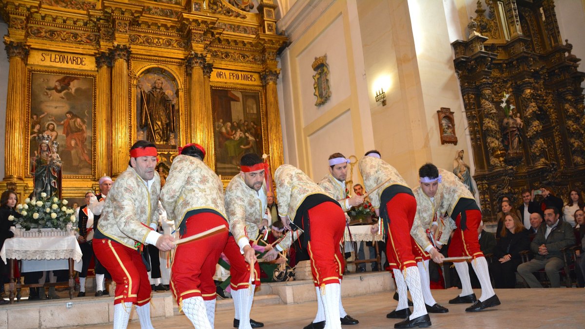 Danzantes de San Leonardo en la actuación del baile del Paloteo
