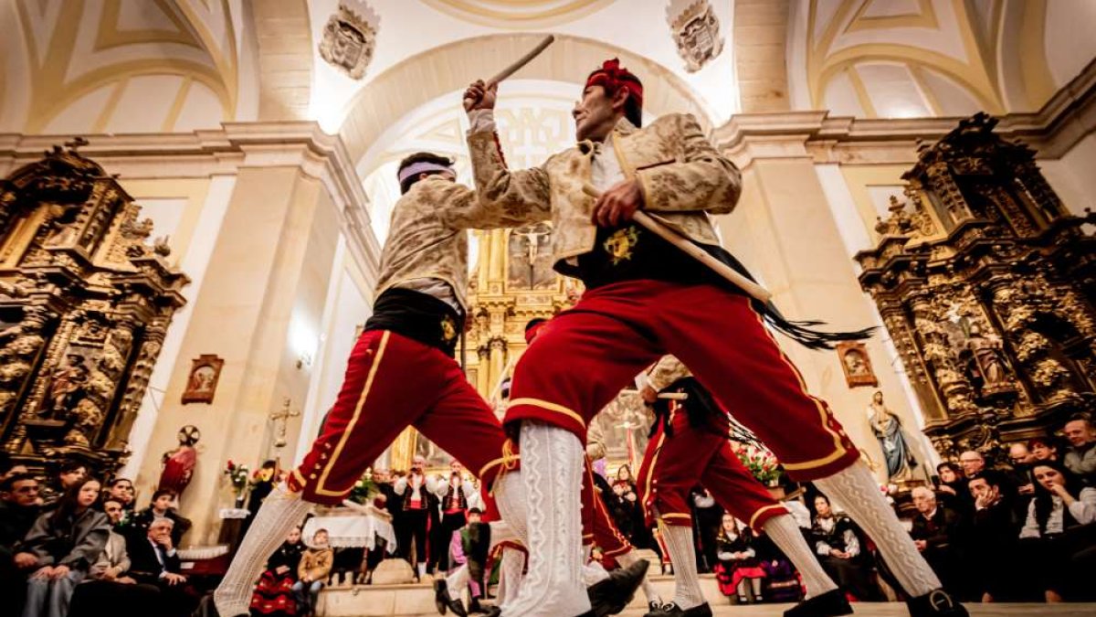 Danzantes de San Leonardo en la actuación del baile del Paloteo