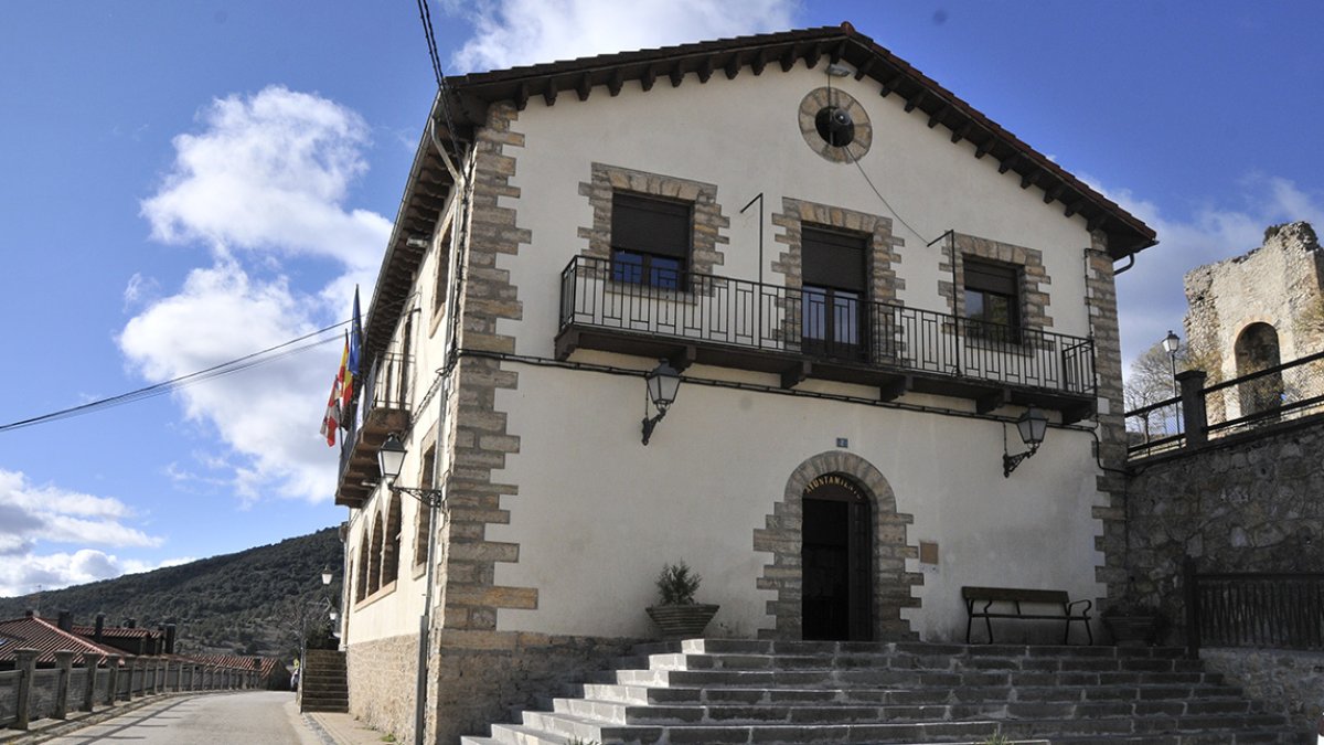 Ayuntamiento de Cabrejas del Pinar, localidad de Soria que se acaba de quedar sin tienda.