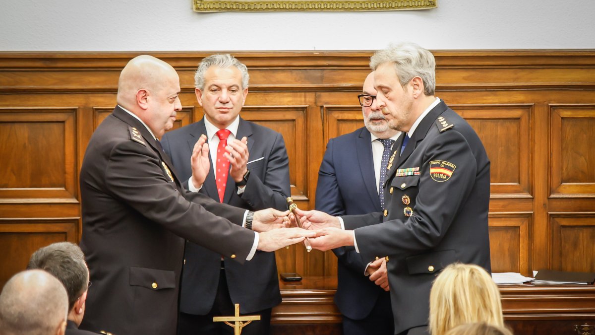 Toma de posesión del nuevo comisario provincial de la Policía Nacional, Luis Jiménez.