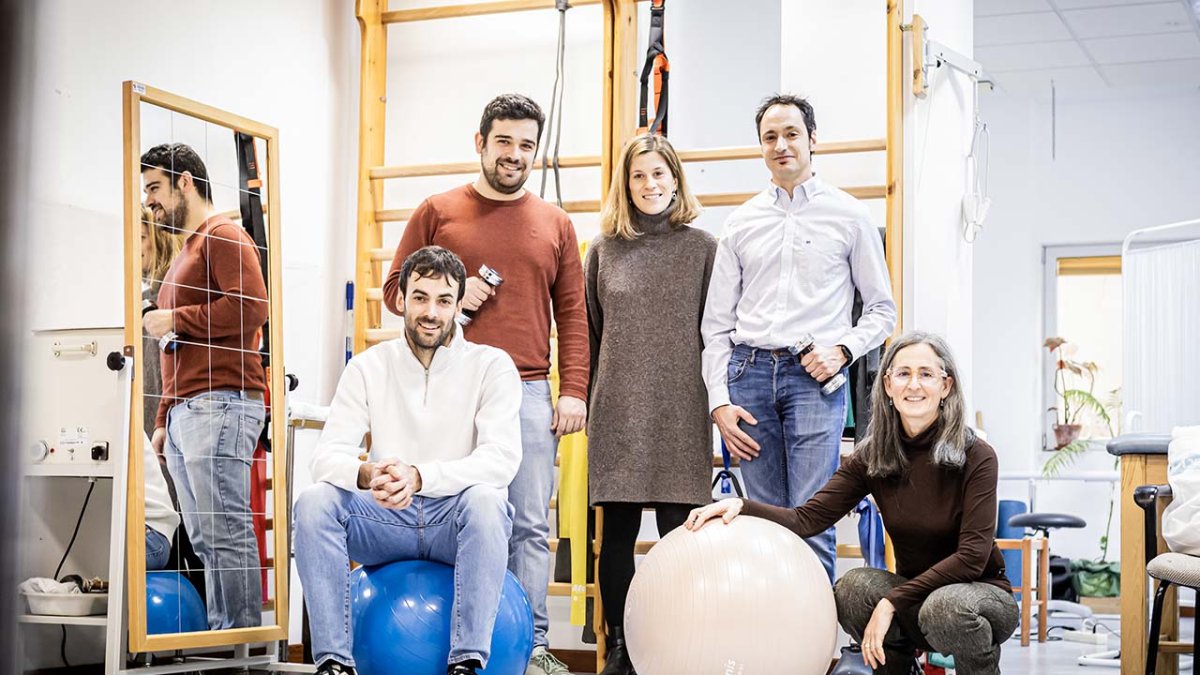 Héctor Hernández, a la derecha de pie, acompañado de compañeros de la Facultad de Ciencias de la Salud que han colaborado en el estudio.