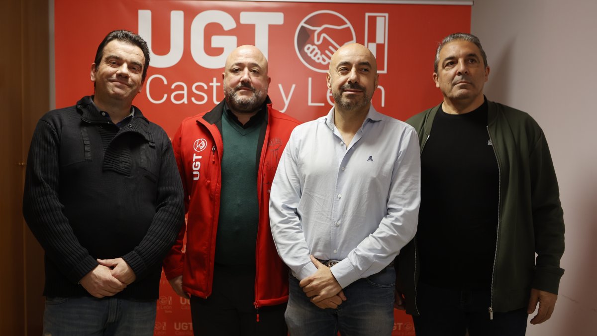 El secretario general de UGT Castilla y León, Oscar Lobo y el secretario general de Soria, Juan Manuel Peña presentan la jornada a los medios