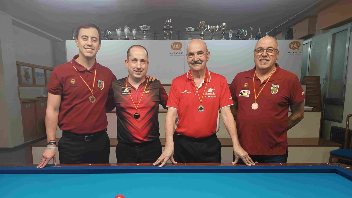 Varios representantes del C.A. Numancia durante una competición de billar.