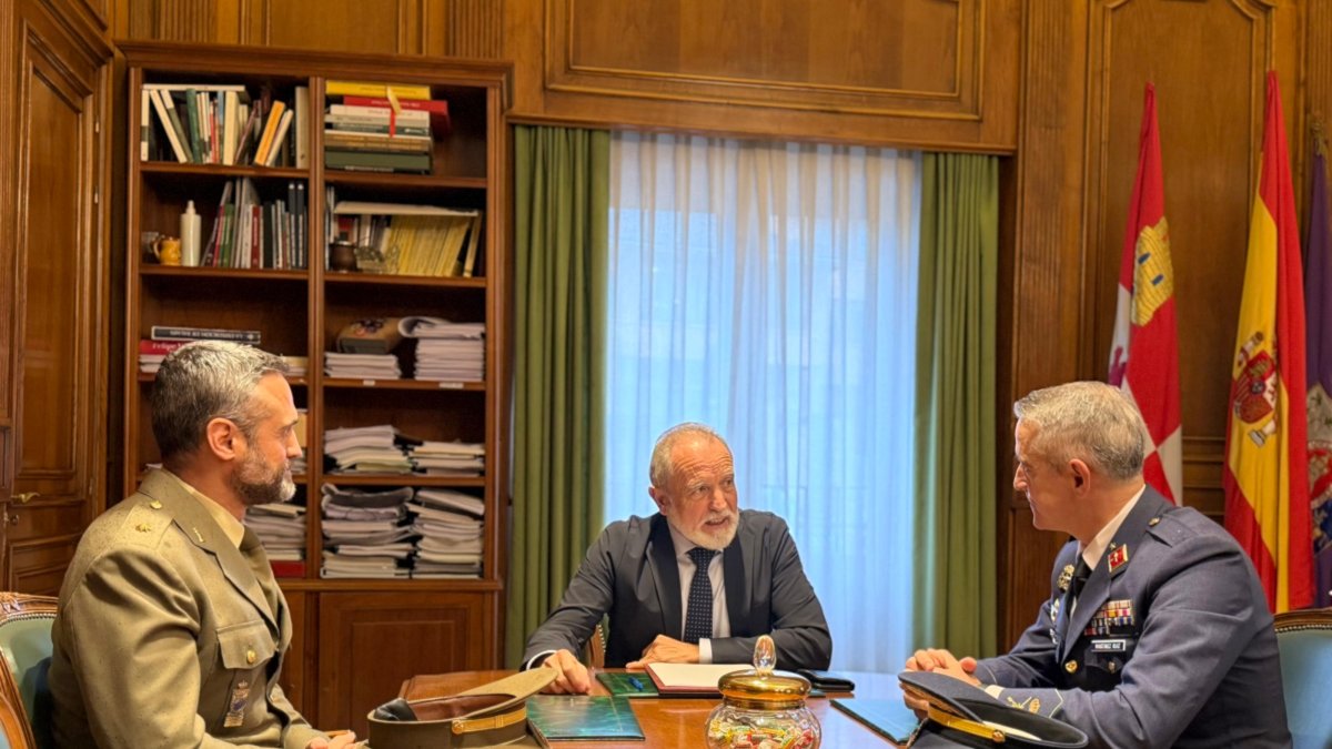 José Antonio de Miguel junto con los militares de la base área de Zaragoza.