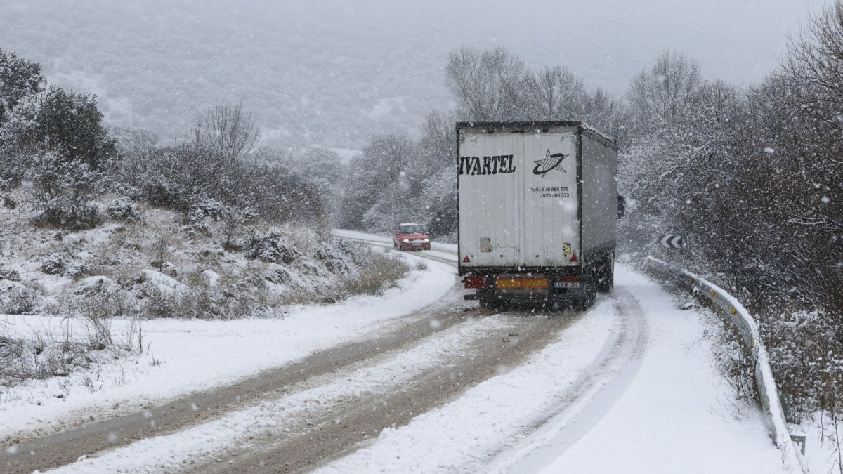 Hay más de una treintena de tramos con dificultad para circular por la nieve y el hielo en la red viaria soriana.