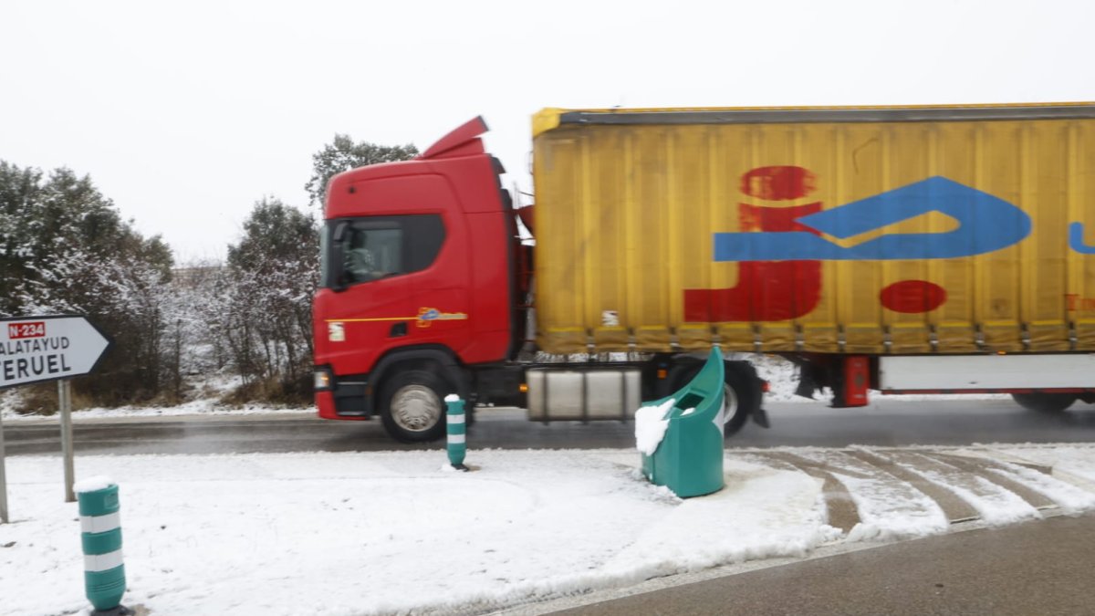 Un camión toma el desvío de la N-234 en la zona de Valcorba y Cadosa..