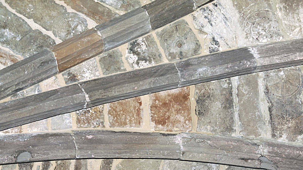 En la imagen se aprecia algunas estelas discoideas en la bóveda de la iglesia de Gallinero (Soria).