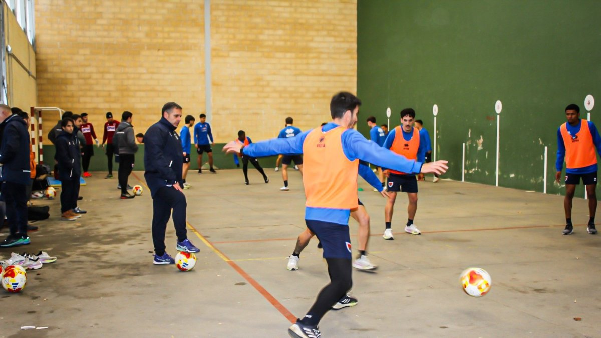 Entrenamiento del Numancia en el frontón del Golmayo.