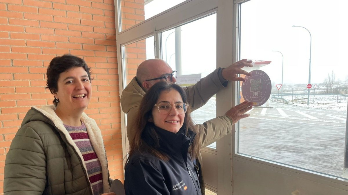 De Izda A Dcha, Lerma, Bartolomé Y Latorre Colocan El Distintivo Del Punto Violeta En La Cárcel De Soria.