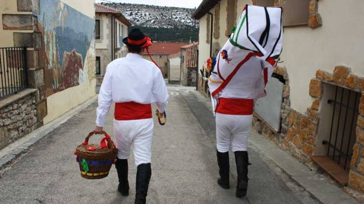 Los barroseros, ataviados con su indumentaria tradicional, desfilan por las calles de Abejar portando el toro ritual de La Barrosa, en una escena que se repite cada Carnaval desde tiempos inmemoriales