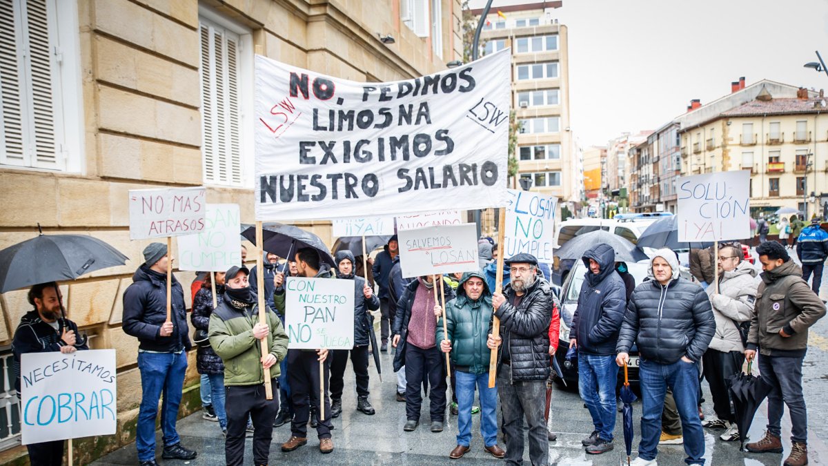 Trabajadores de Losán en la concentración en la Subdelegación.