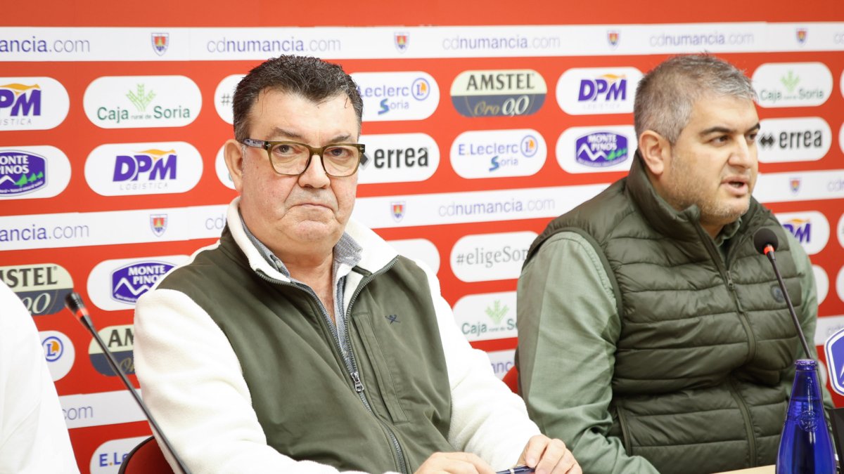 Patricio de Pedro en la comparecencia de prensa junto con el director deportivo Álex Huerta.