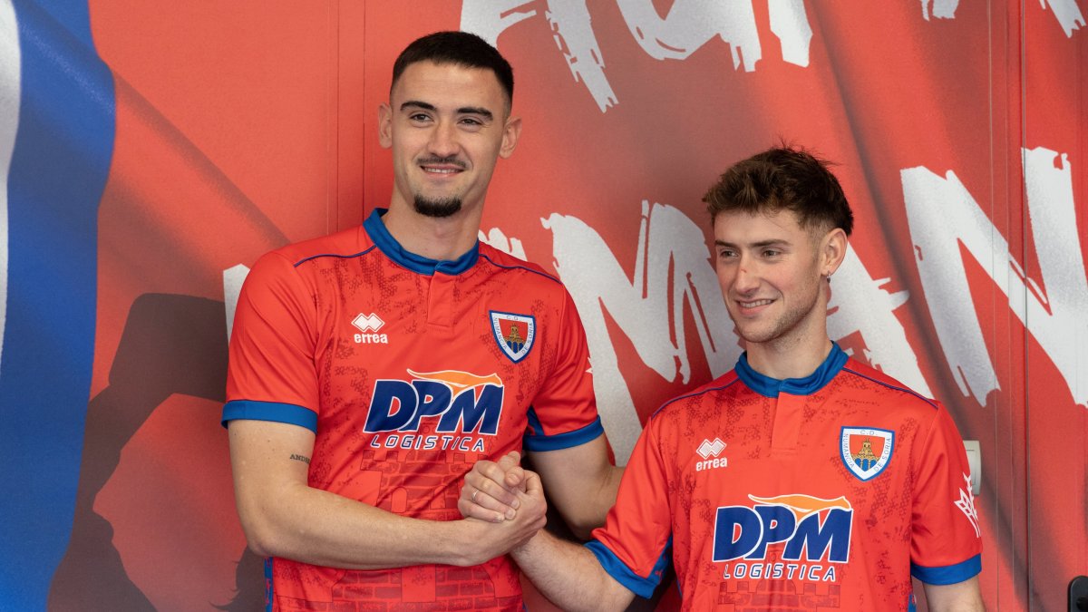 San Vicente y Pablo Álvarez posan con la camiseta numantina.