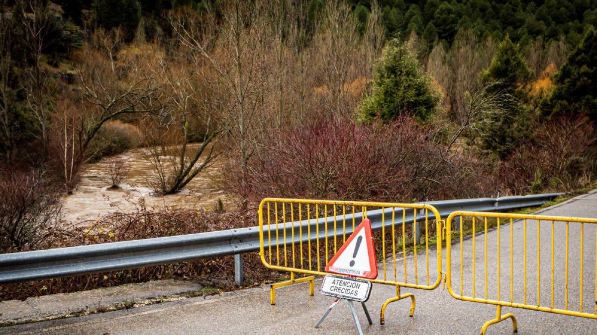Carretera de acceso al Cañón de Río Lobos cortada.