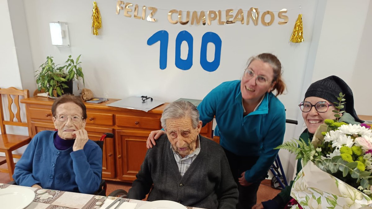 El centenario durante el homenaje en la residencia de Tardelcuende.
