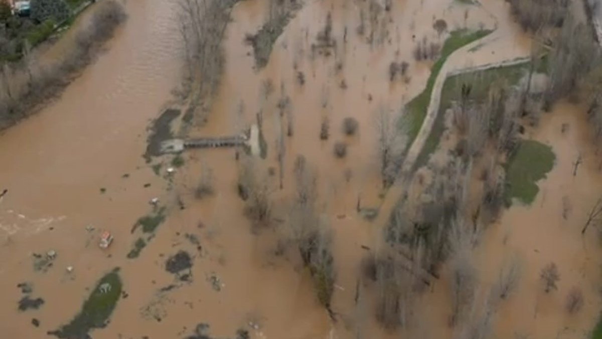 El río Duero visto desbordado a su paso por Almazán visto con dron.