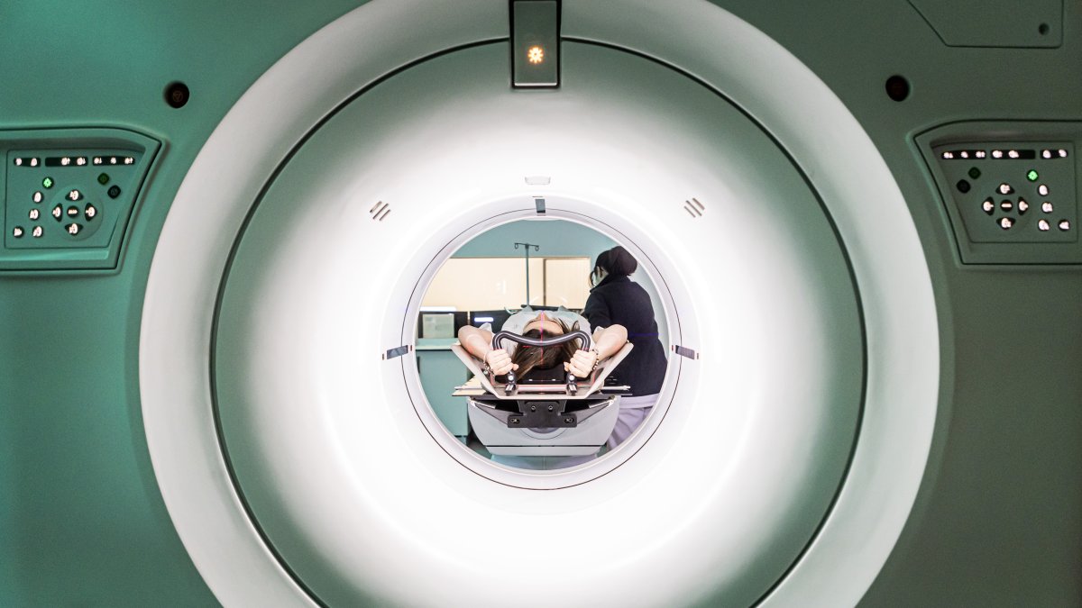 El TAC simulador realiza una especie de mapa de carreteras GPS del tumor y la zona a tratar para, después, planificar el tratamiento y aplicar la radiación.