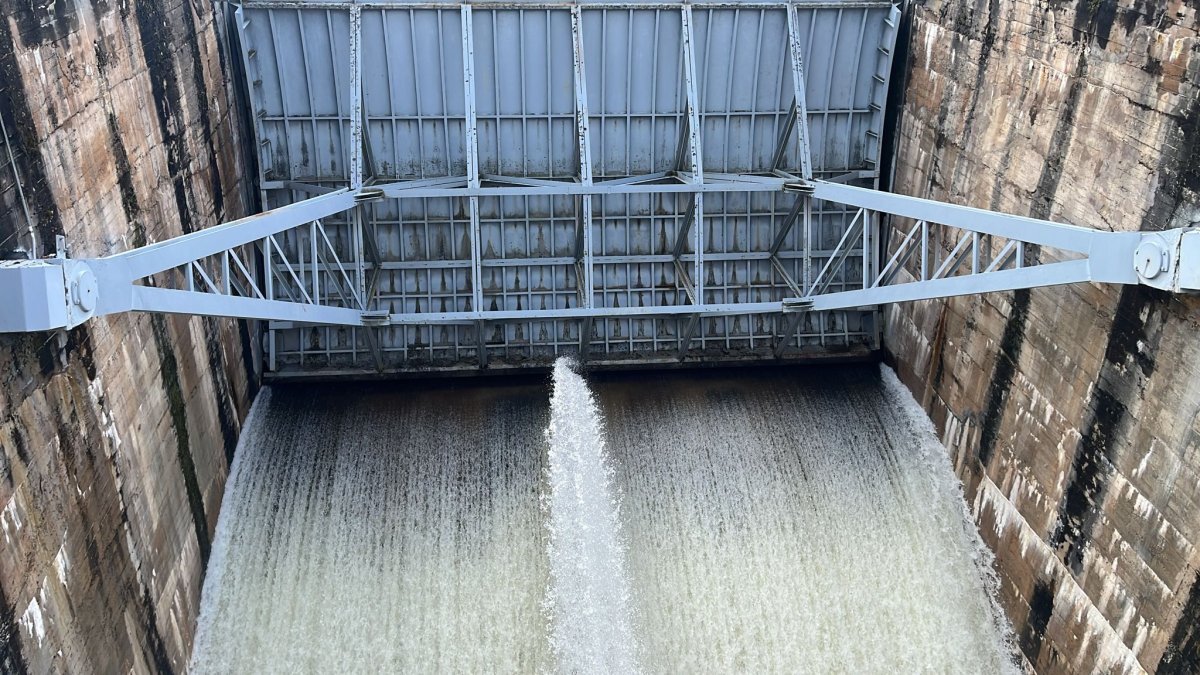 Agua saliendo del embalse en la mañana de este domingo 8 de febrero.
