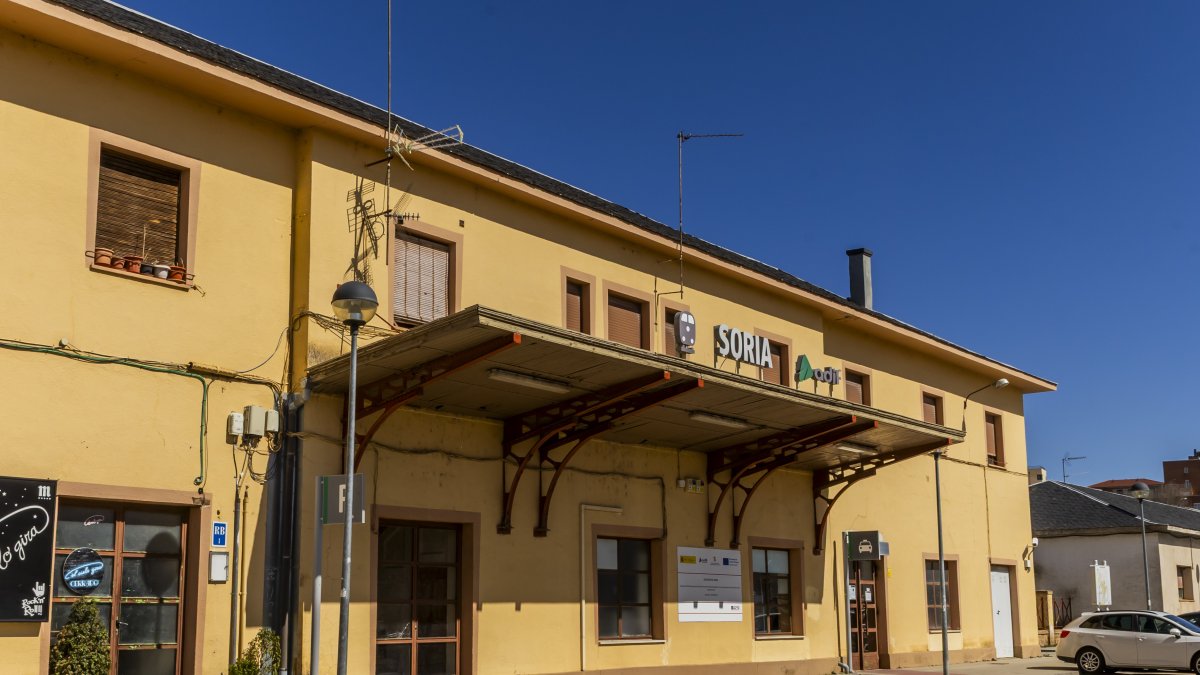 Fachada principal de estación de El Cañuelo.