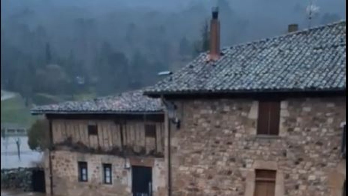 El río Duero desbordado en Salduero a punto de entrar en las casas.