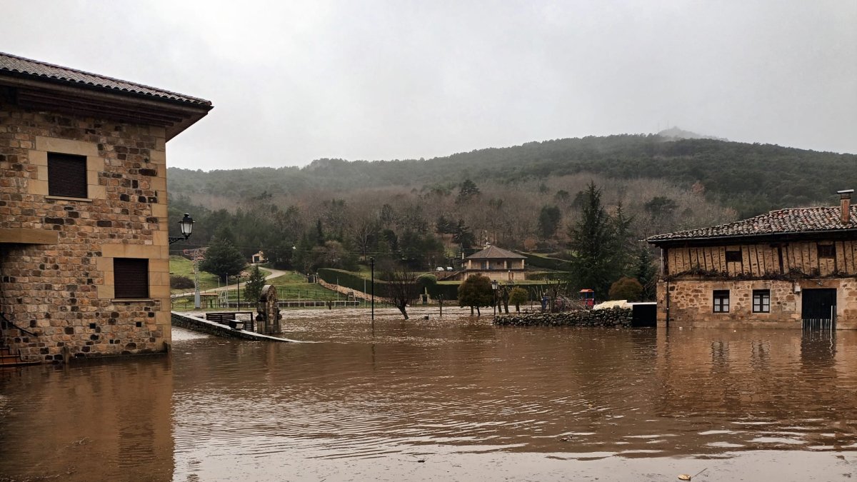 El río Duero desbordado en Salduero, a punto de entrar en las casas en la jornada del martes.