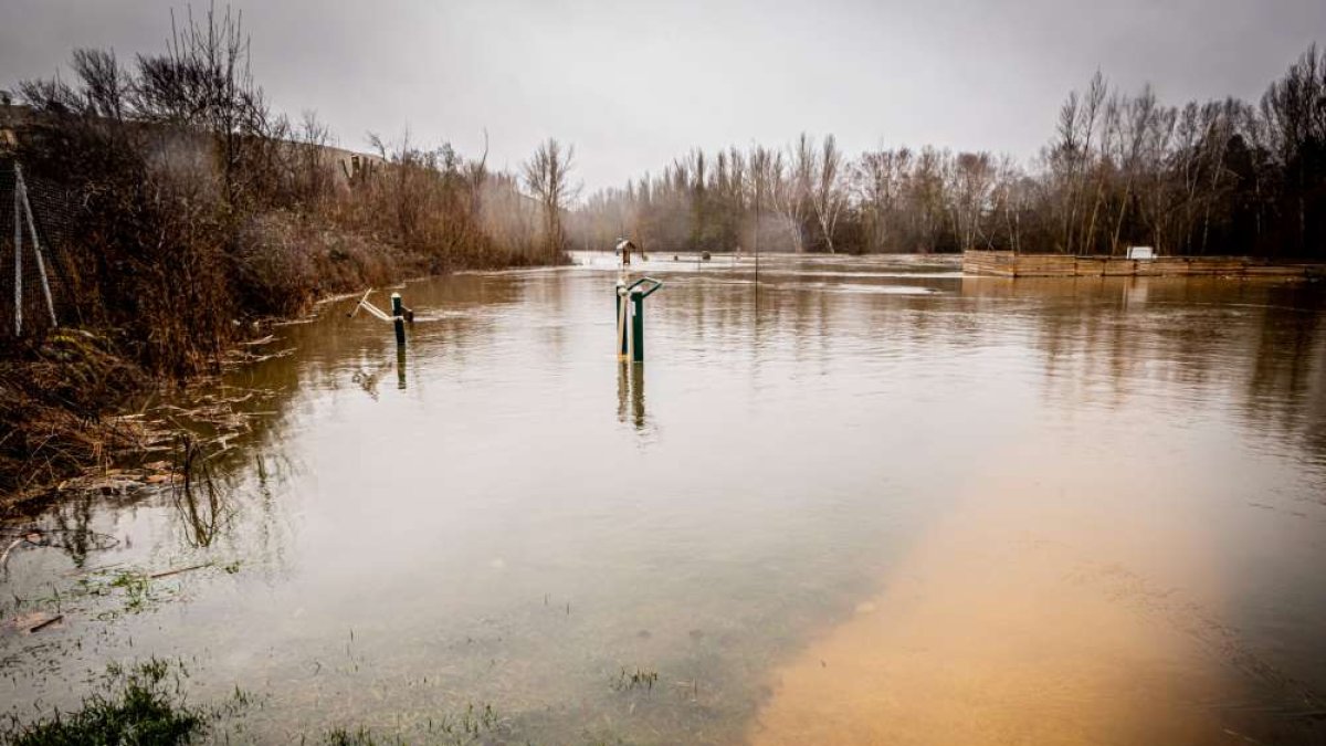 Las zonas aledañas al cauce permanecen bajo el agua