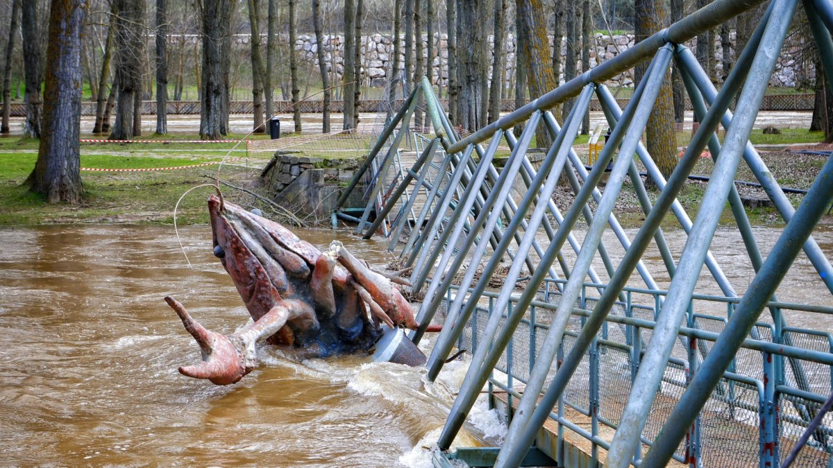 El cangrejo dañado y estampado otra vez con la derrumbada pasarela del Soto Playa.
