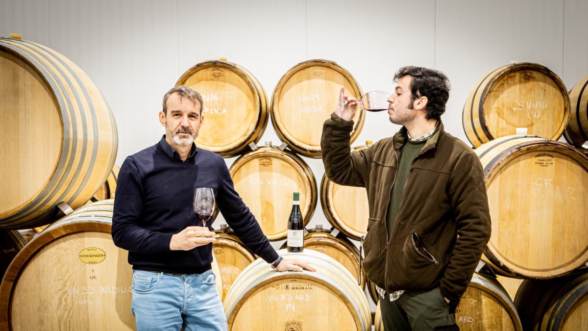 Rafael García y Julián Ramos entre las barricas de Dominio d'Echauz, en Zayas de Báscones.