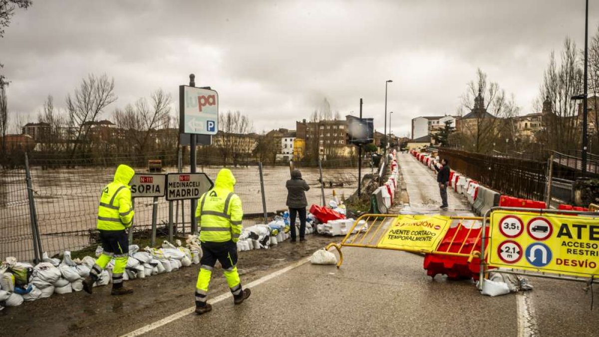 El agua baja desbocada a su paso por la villa adnamantina