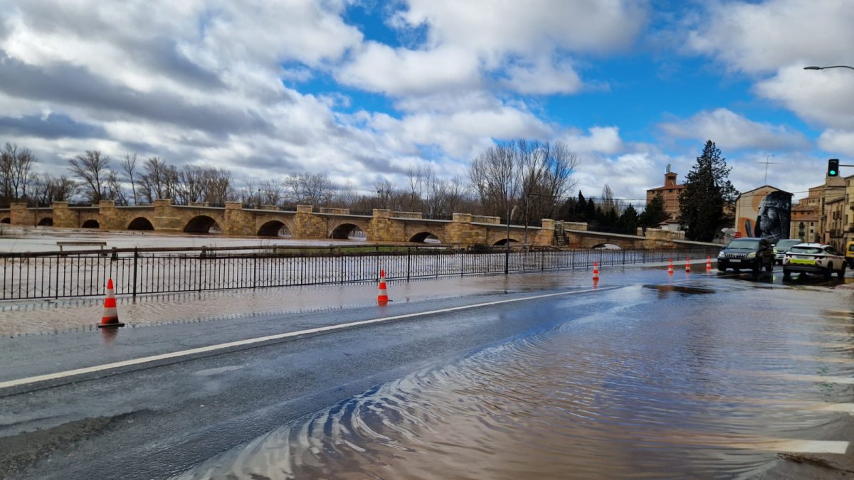 Reabre al tráfico la N-110, en San Esteban de Gormaz, tras la bajada del nivel de las aguas del Duero en esa zona.